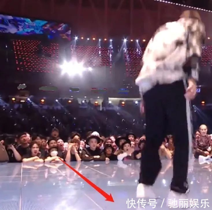《街舞》全球直播翻车!地板松动事故频发,王一博干呕张艺兴胃疼