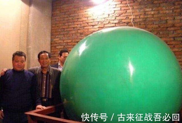 夜明珠@男子承包矿山挖出重6吨夜明珠,估值26亿卖不掉,放在公园成路灯