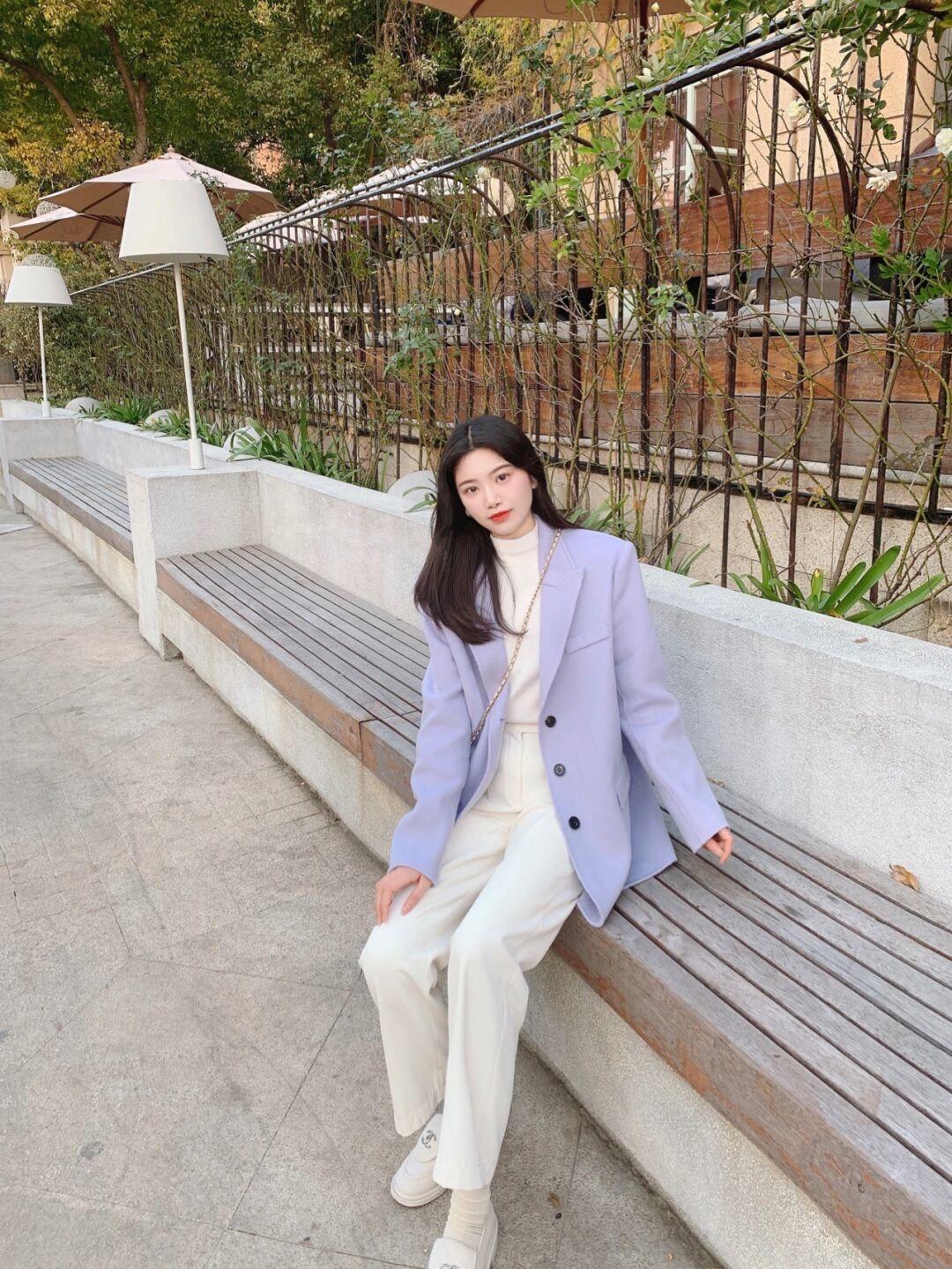 大衣|冬日氛围感穿搭指南,姜黄色大衣配白色阔腿裤,慵懒又随性!