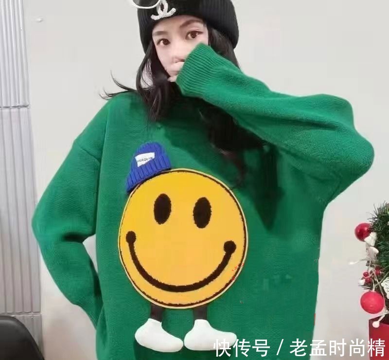 休闲 冬季日常穿搭,笑脸毛衣遇上流行色“克莱恩蓝”,更加可爱动人