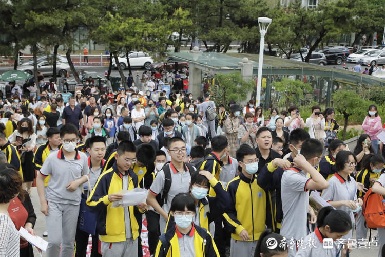 考生们|2021年烟台中考首日开考！芝罘中学考点外考生有序进场