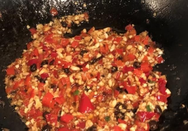 鱼头这样做最好吃,鲜美无腥味,不仅闻着香,吃起来也让人很馋