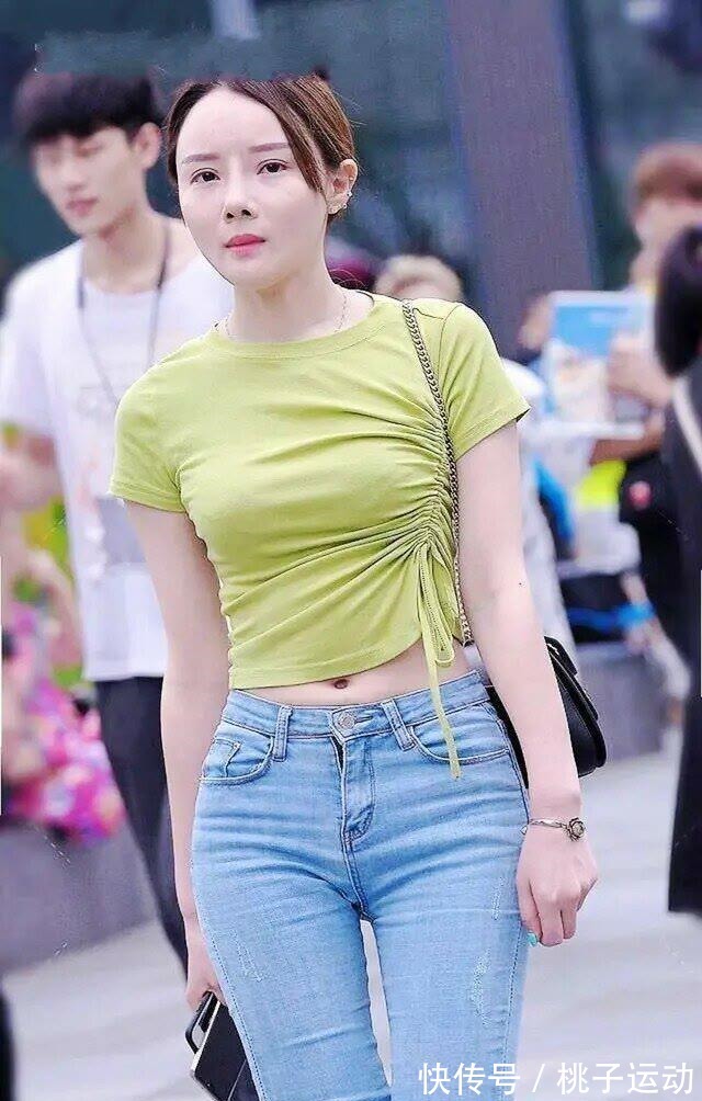 百搭|穿着牛仔裤装扮的女神显得更加挺拔有型,有种不一样的甜美!