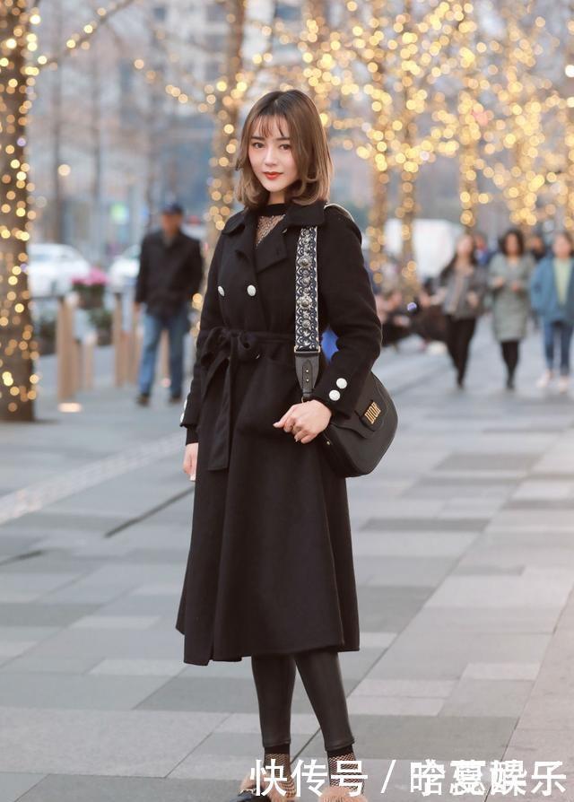 街拍漂亮的闺蜜，浅灰色的打底裤配上毛绒平底鞋，甜美又浪漫