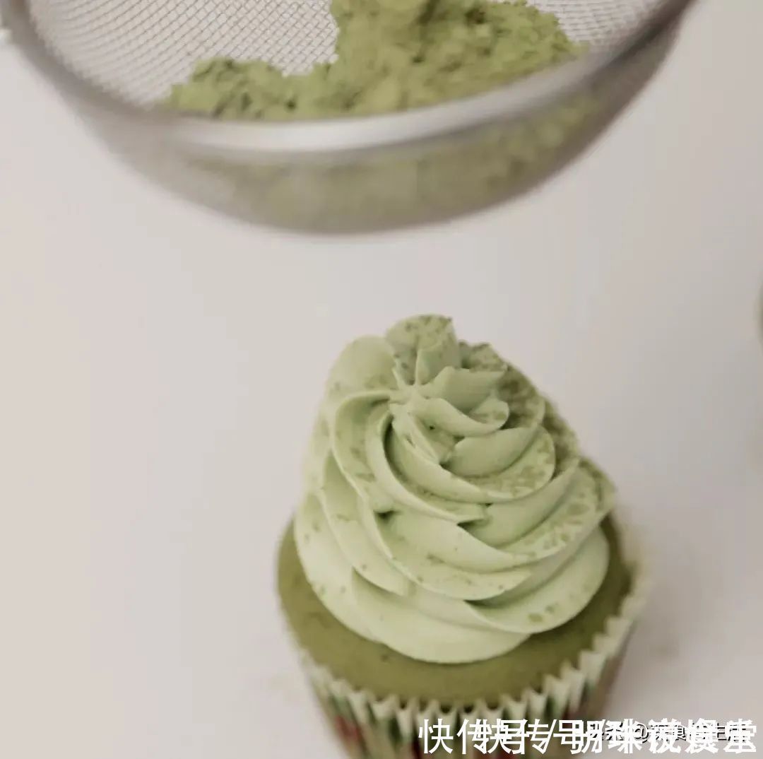 抹茶|夏日的时光做份抹茶玛芬蛋糕,在家就能轻松搞定,一次吃个够