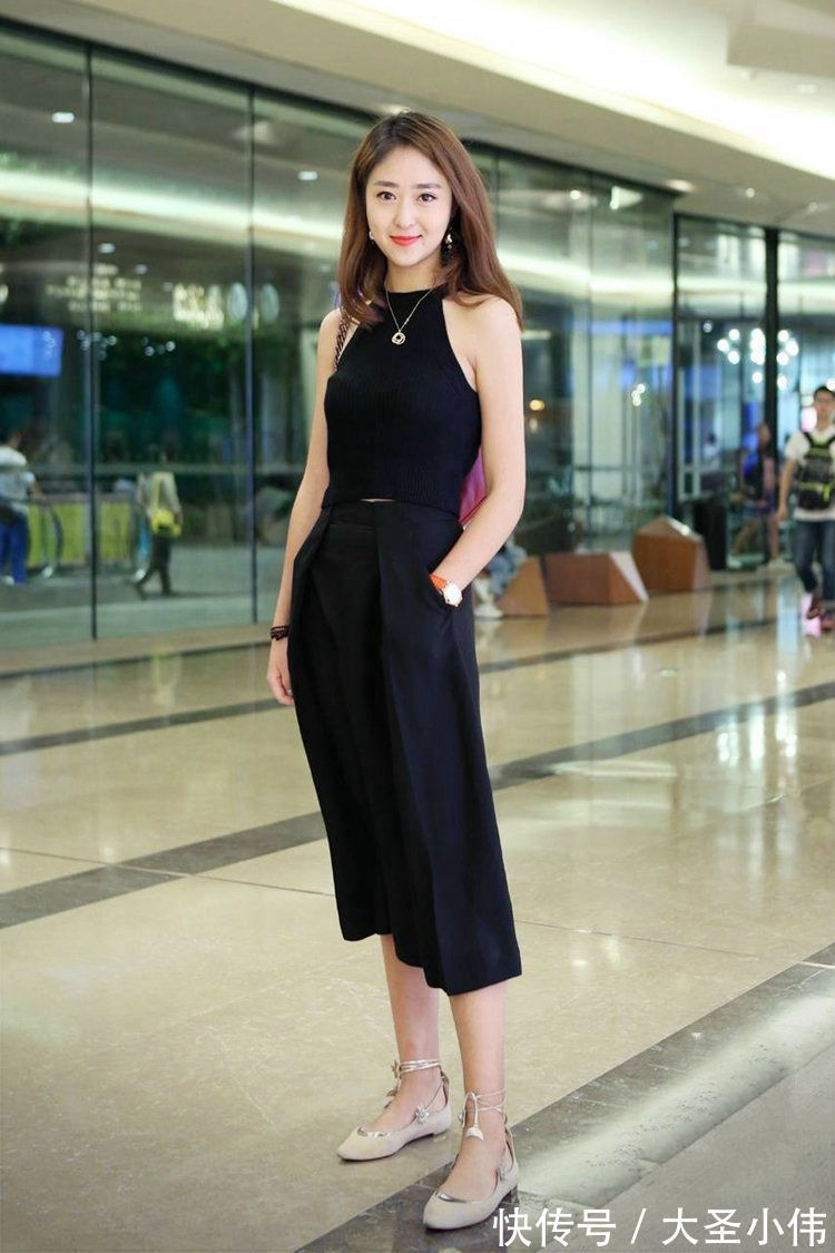 直筒牛仔裤|美女街拍:修身上衣搭配牛仔短裤,腿型又这么纤瘦标准,让多少人羡慕