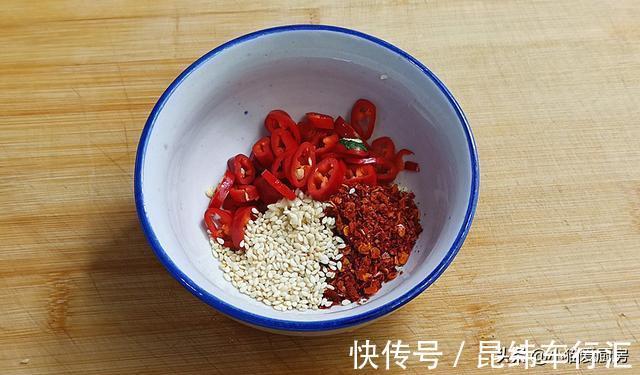 凉拌|空心菜别再炒着吃了，开水汆一下凉拌，清脆爽口，开胃好吃