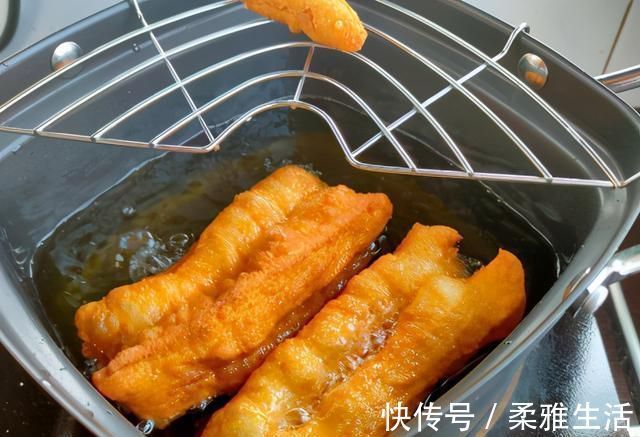 面食|炸油条传统做法,不放泡打粉也不加小苏打,油条个个香酥蓬松健康