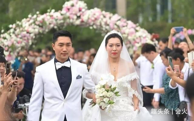 庭院|奥运冠军李晓霞带娃罕露面,豪宅庭院有池塘,家里餐厅大到能打球