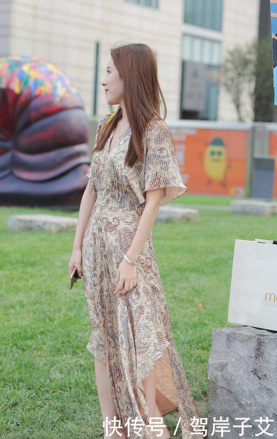 雪纺印花连衣裙搭配水晶高跟凉拖鞋,穿出清凉感,显身材又有气质