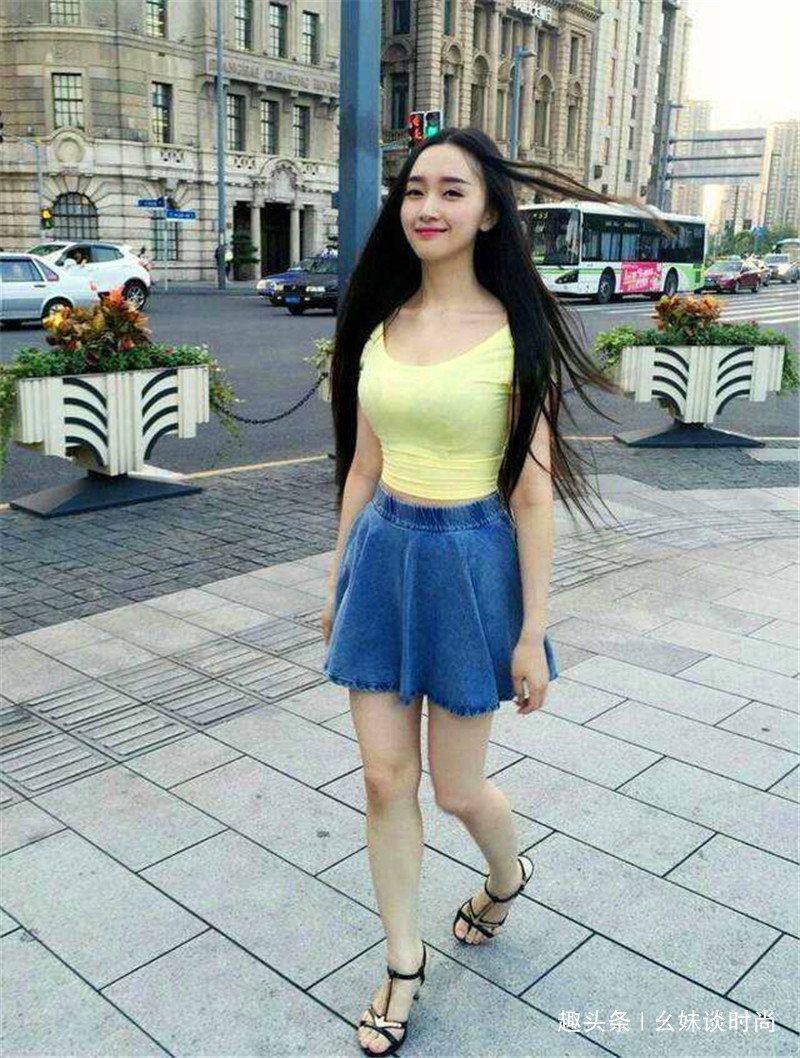 街拍|路人街拍,银色吊带衫搭配蓝色长裙,小姐姐时尚又个性