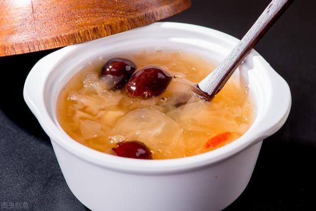 天冷干燥，女人要多吃它，煮成汤鲜甜浓稠，胶质满满，养颜又解馋