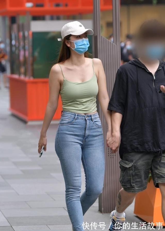 修身牛仔裤 气质女生的休闲装,凉爽吊带搭配修身牛仔裤,轻松展现个人魅力!