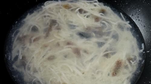 皮蛋豆腐别只会凉拌，这样做成汤羹，细腻爽滑，营养又美味