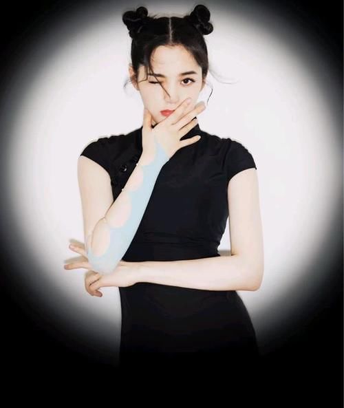 丸子头过时了？那是你不会扎！教你5种洋气扎法，好减龄有关丸子头的不同扎法教程: