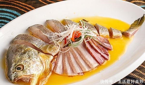 美味|大厨教你“清蒸鱼”专业做法,鱼肉鲜嫩又美味,营养全面老少爱吃