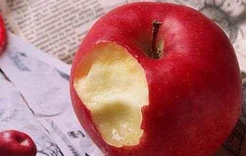 肠胃|睡觉前吃苹果积累毒素营养师告诉你两个最适合吃苹果的时间