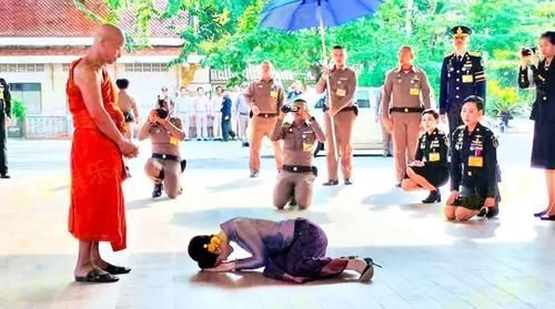 王室成员!泰国贵妃跪滚烫的水泥地,身体蜷缩成一团真虔诚,看着都烫手啊!