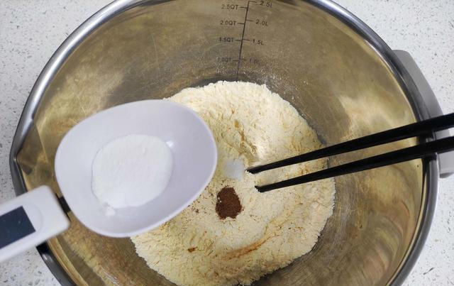  霍霍光|家里有玉米面的赶紧翻出来，跟我一起做这个嘎巴脆的小薄饼吃