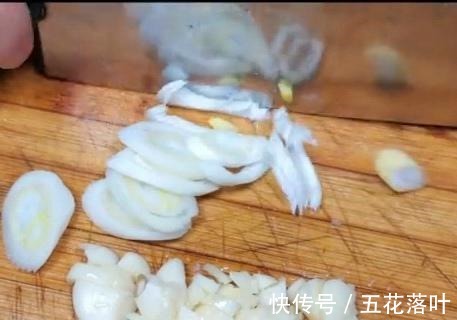 下饭|今天美食,肉炒黄瓜,清脆爽口,黄瓜炒肉是绝配,即营养又下饭!