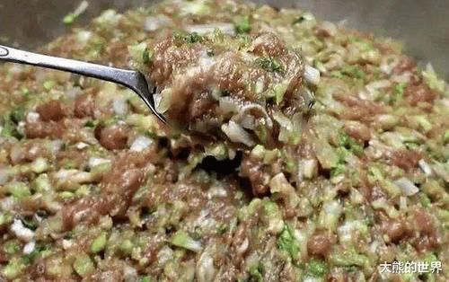 包心白菜|所以白菜做馅时，这就是调馅前多做的一步，饺子不出水好包，鲜香多汁