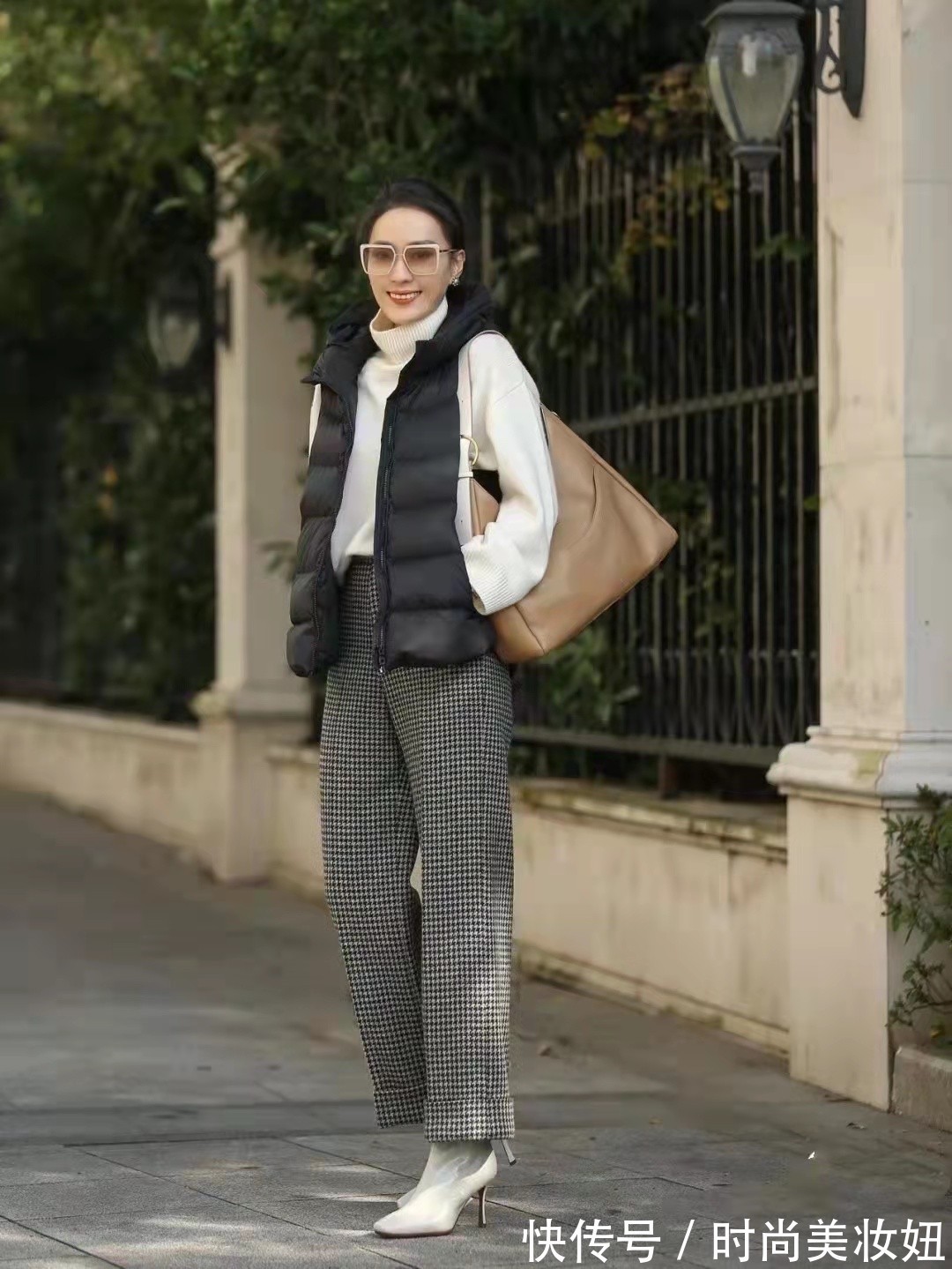 高腰裤|冬天穿羽绒服也可以很时髦,配这几种裤子,保暖优雅还显高显瘦