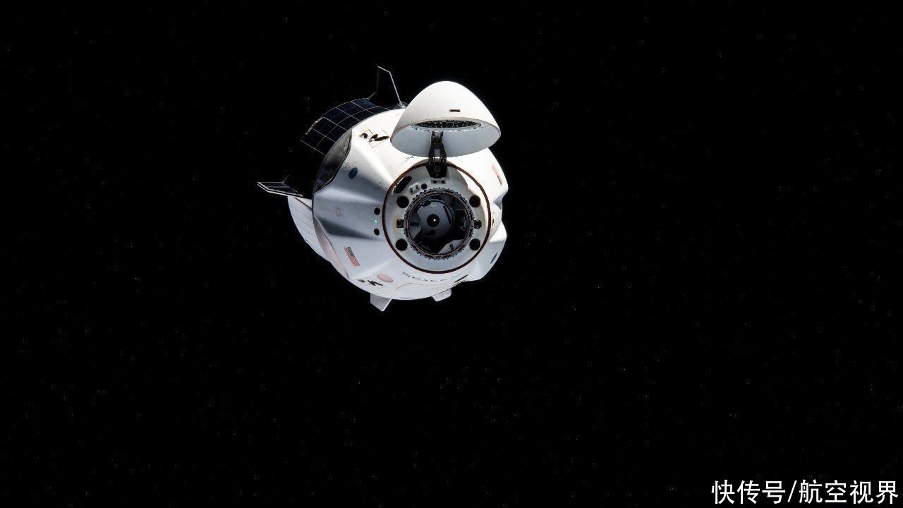 不用看俄罗斯人的脸色！龙飞船溅落大海，美国载人航天翻开新一页