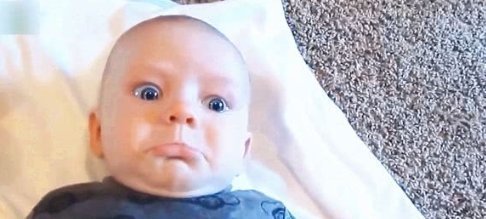 表情|宝宝突然放个屁，不料把自己给吓蒙了，表情太可爱了