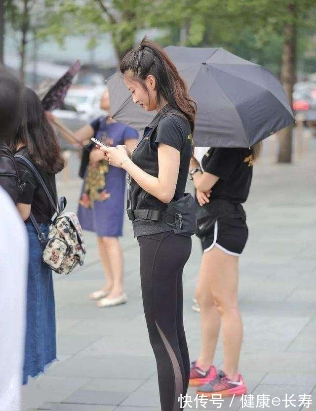 植物纤维 黑色打底裤搭配时尚短款上衣，非常讲究，打造不同的风格！