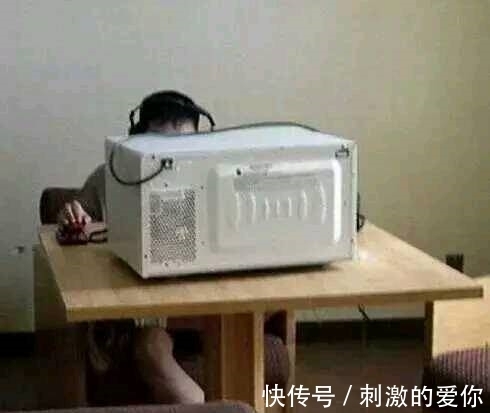 |搞笑图片幽默段子笑话:妹子你是自己在拔火罐么?很有创意哦