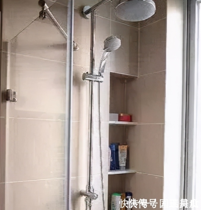 齐家|卫生间不要再装置物架了,看看我家这样装,砖砌的更实用省钱