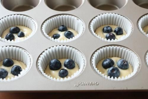 两个鸡蛋,半碗面粉,简单拌一下就可以做成蛋糕,既是早餐又是甜点