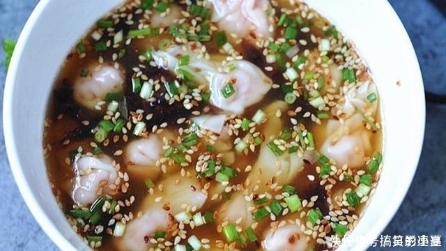 秋天|馄饨汤这么调，简单好味道，几种调料，开水一冲，比骨头汤还鲜