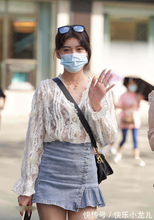 蕾丝 长袖大V领蕾丝上衣,看起来更加淑女,适合身材匀称的女孩子