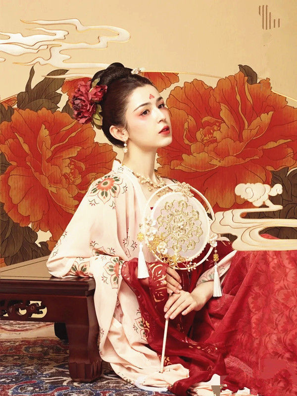 襦裙#“西域美人”哈妮克孜演绎飞天之美,金钗薄纱,皆是神秘之源