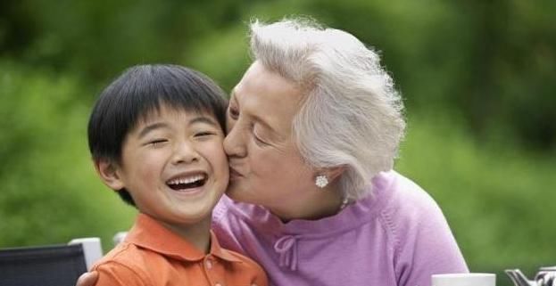 小家伙|“奶奶,你为什么不住在我们家呀”6旬老人的回答,值得深思