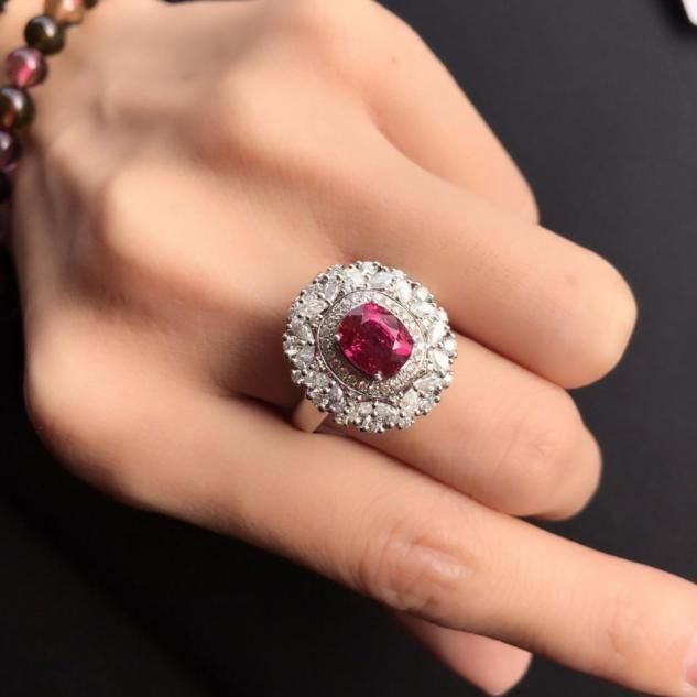 蓝宝石|为什么女人都爱彩宝首饰?除了价格高,和铂金的结合更是锦上添花