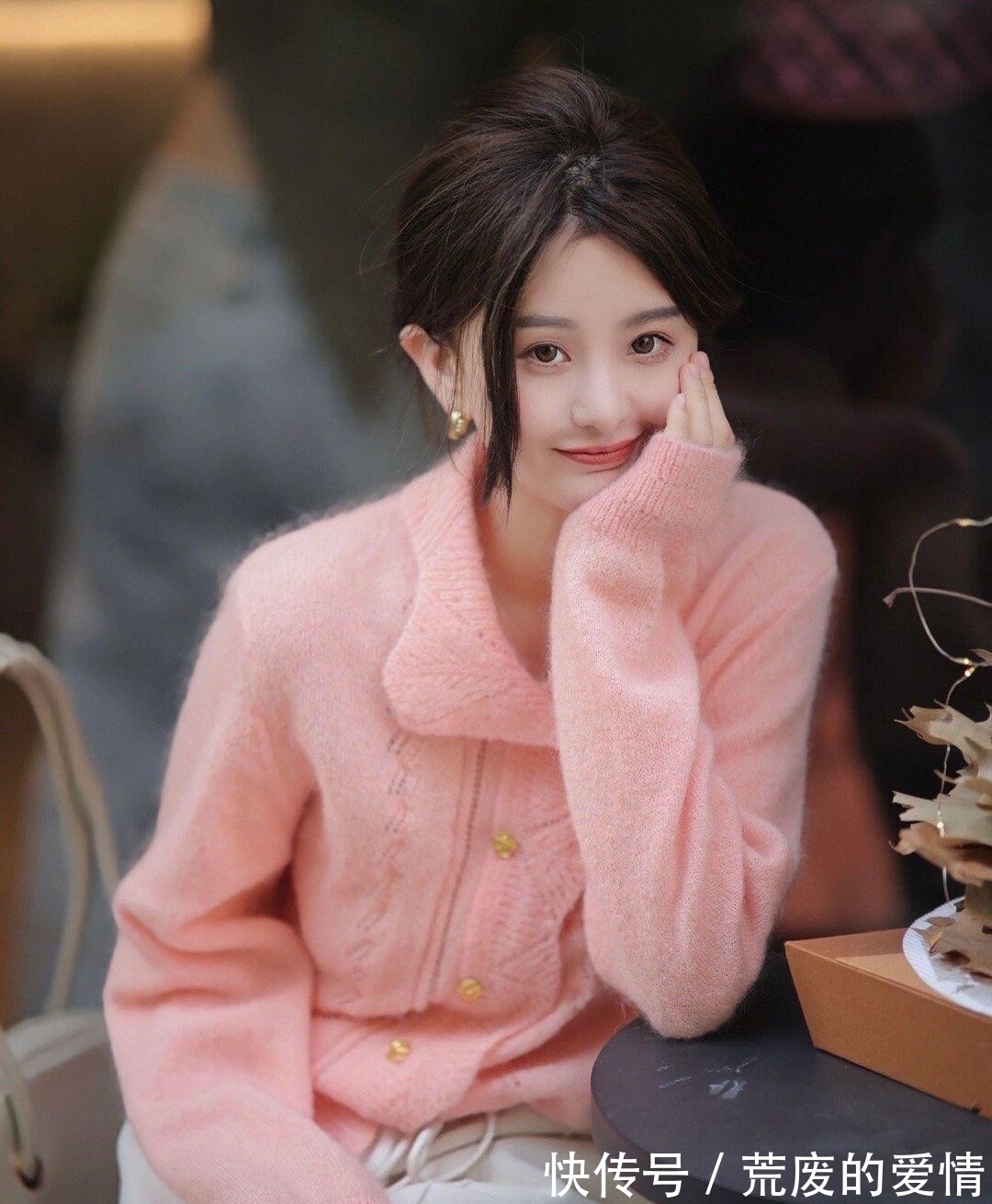 姐妹 冬天就适合穿“粉色毛衣”,保暖温柔又有格调,清新减龄又显气质