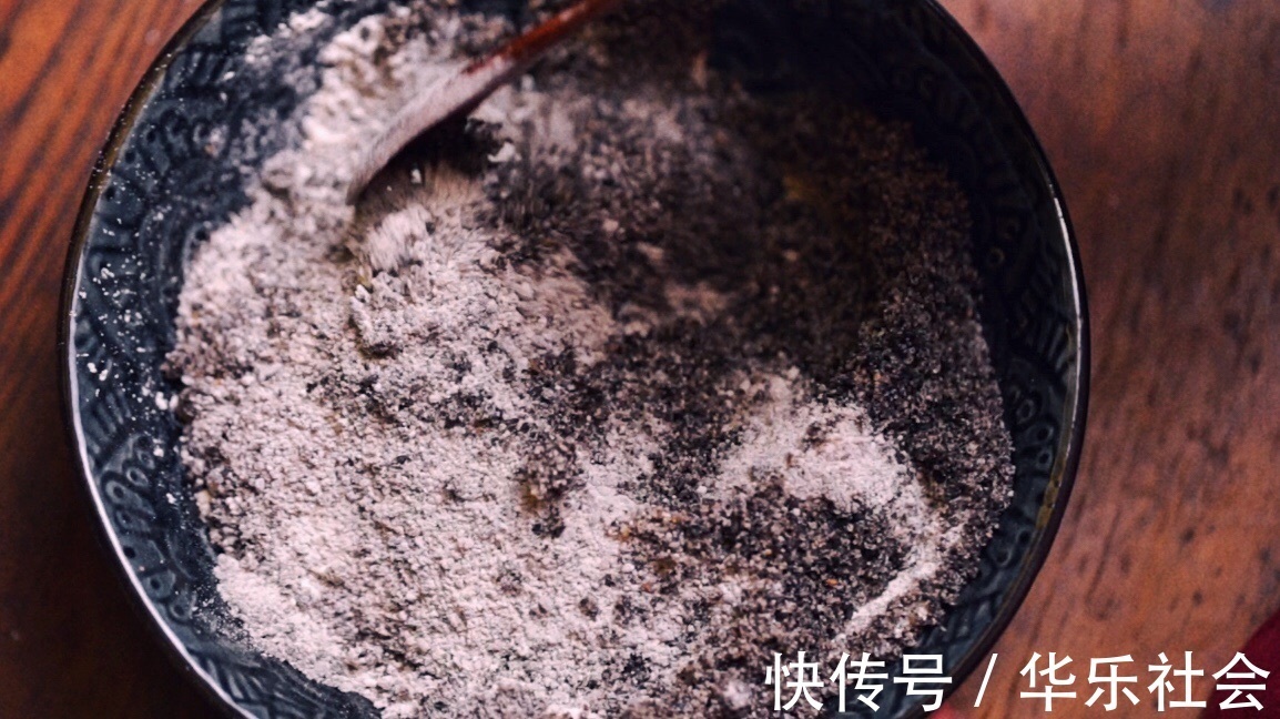 搅拌均匀|在家制作黑芝麻糊,味道香浓,营养健康
