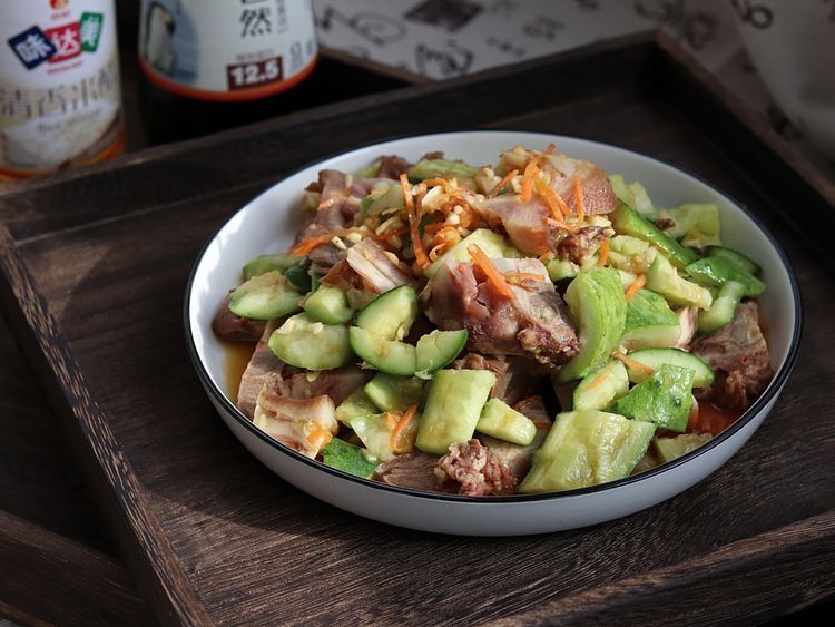 下饭又下酒的黄瓜拌猪头肉,简单拌一拌就上桌,清脆爽口真好吃