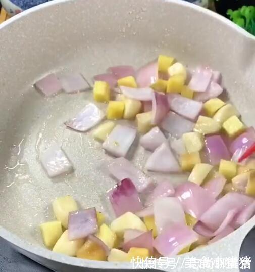 草鱼不加一滴水，鱼肉鲜香入味一点也不腥，比红烧的还要好吃