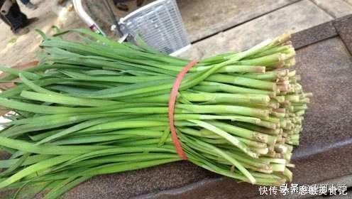 叶韭菜|买韭菜时，挑宽叶还是细叶，菜农：别再挑错了，难吃还浪费钱