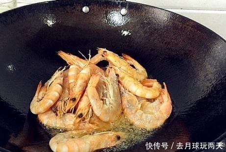 油焖大虾,别直接就下锅,多加1个步骤,虾肉鲜嫩不腥,更红亮
