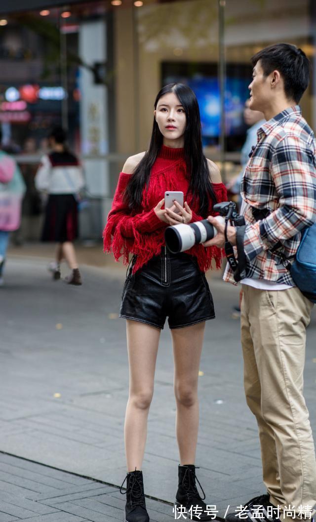 篮球鞋 街拍:深秋时节,这些美女选择红色服饰搭配,让自己的秋装甜美又减龄