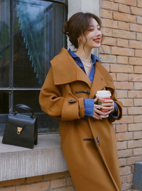 牛角扣|棕色大衣穿腻了?建议尝试叠穿法则,让你美得不一样,高级又洋气