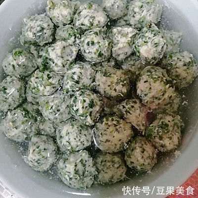 鸡胸肉|餐厅必点的鸡肉荠菜丸子，在家也能做