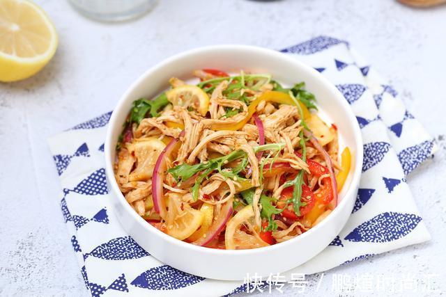 辛墨墨|鸡胸肉拌着吃，爽口开胃清香无比，高蛋白低脂肪减肥期也毫无负担