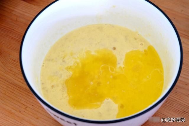 香蕉葡萄干做成蛋糕更好吃，不用打蛋器，小朋友都能轻松做