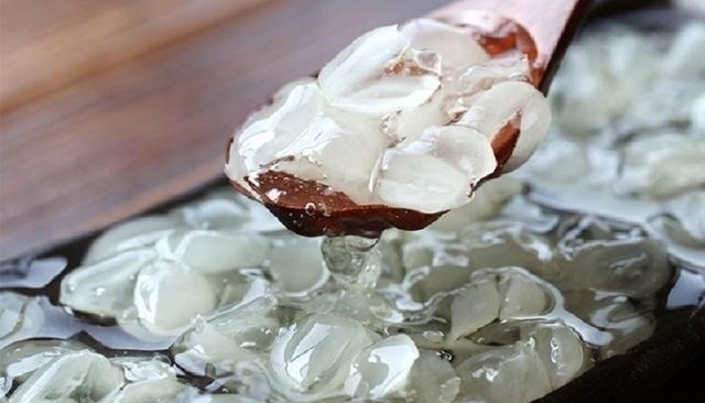 皂角米|深山大树爬满“小蛇”,农民冒险上去捕捉,因内含宝石营养价值高