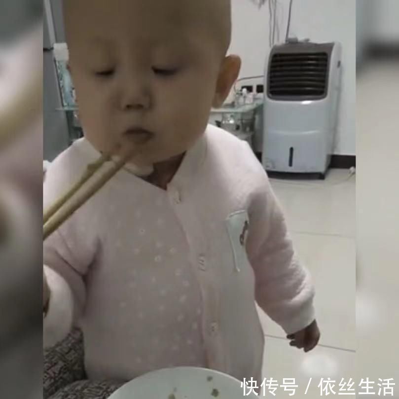 一日三餐|1岁萌娃变身“用筷子高手”火了,网友:动作真利索,比我还厉害